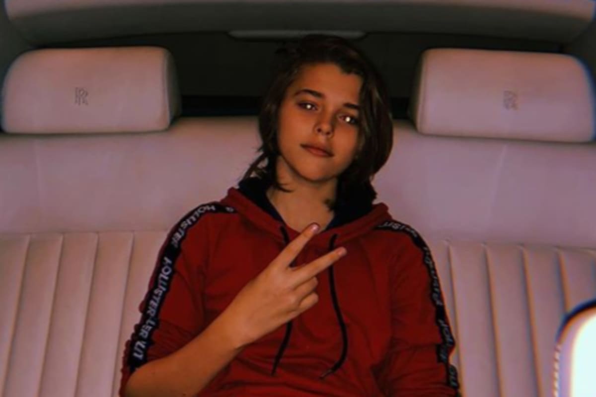 El hijo de quince años de Ricardo Fort se sentó al volante de un auto y sin cinturón de seguridad.