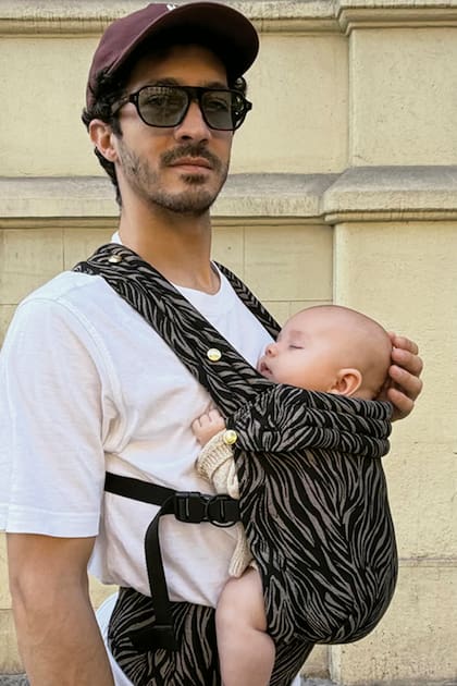 El hijo de Ricardo Darín y Florencia Bas posa con su heredero Dante, de cuatro meses, en un portabebé de estampa animal