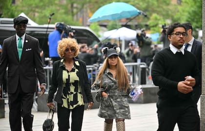El hijo de Sean Combs, Justin (delante, de anteojos) y Janice Combs (madre del músico) asistieron a una de las última audiencias del jucio contra el productor y rapero