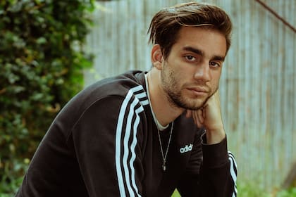 El hijo de Vicentico y guitarrista de los Cadillacs lanza su carrera solista con un puñado de canciones de amor low-fi