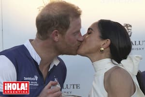 Harry y Meghan reaparecieron con un beso de película en un evento solidario