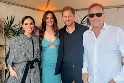 El hijo del rey Carlos III y su mujer le entregaron a Kevin Costner el premio honorífico Heart of the Community.