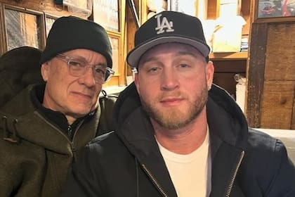 El hijo mayor de Tom Hanks intentó realizar su trayecto internacional con su pasaporte griego en lugar del estadounidense, debido a que este último estaba próximo a su fecha de expiración
