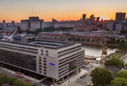 El Hilton Buenos Aires está en una ubicación que permite vistas a la Reserva Ecológica y al horizonte de la ciudad.