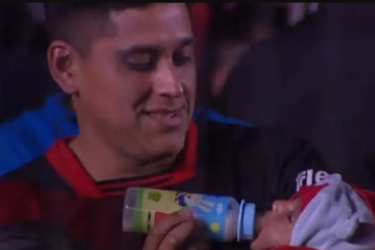 El hincha de Colón, nominado al premio The Best, le da la mamadera a su bebé en la cancha