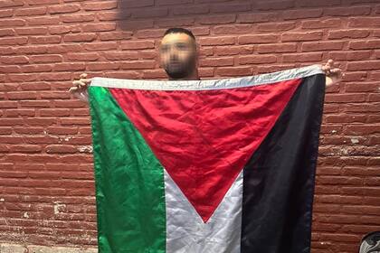 El hincha de River que ingresó la bandera de Palestina sin autorización.