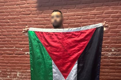 El hincha de River que ingresó la bandera de Palestina sin autorización.