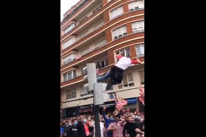 El hincha del Athletic Bilbao que saltó desde un semáforo fue internado por la perforación de un pulmón