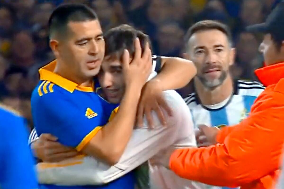 El hincha que invadió el campo de juego durante el partido despedida de Juan Román Riquelme