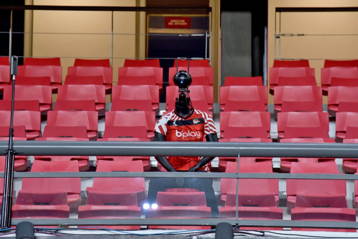 El "hincha robot" en el Estadio Único de La Plata; se hizo la prueba piloto en una de las plateas
