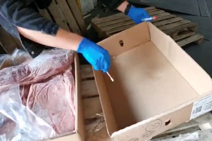 El hisopo lo pasan por la caja, plástico y el producto