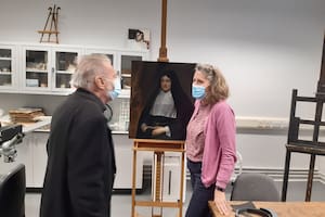 El historiador Christopher Wright y Pippa Balch, conservadora del Instituto de Arte Courtauld, junto al cuadro de Van Dyck