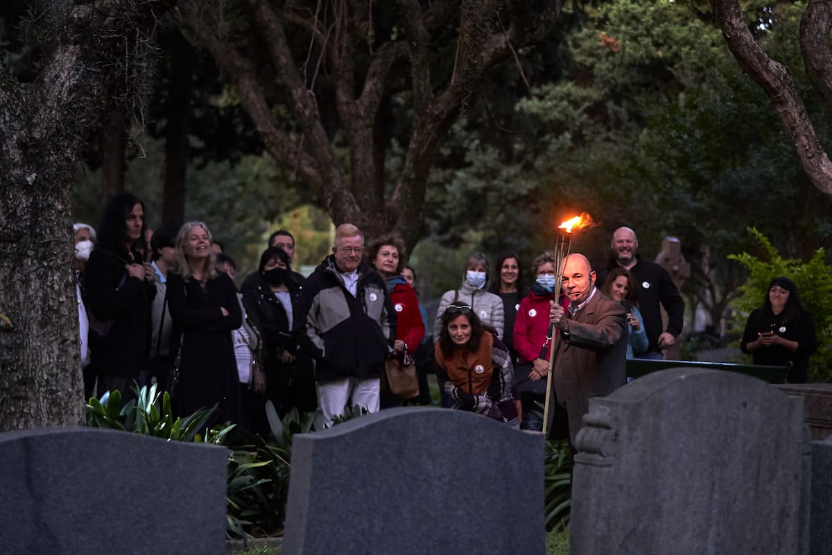 El historiador Eduardo Lazzari guía con su antorcha un recorrido por el Cementerio Británico