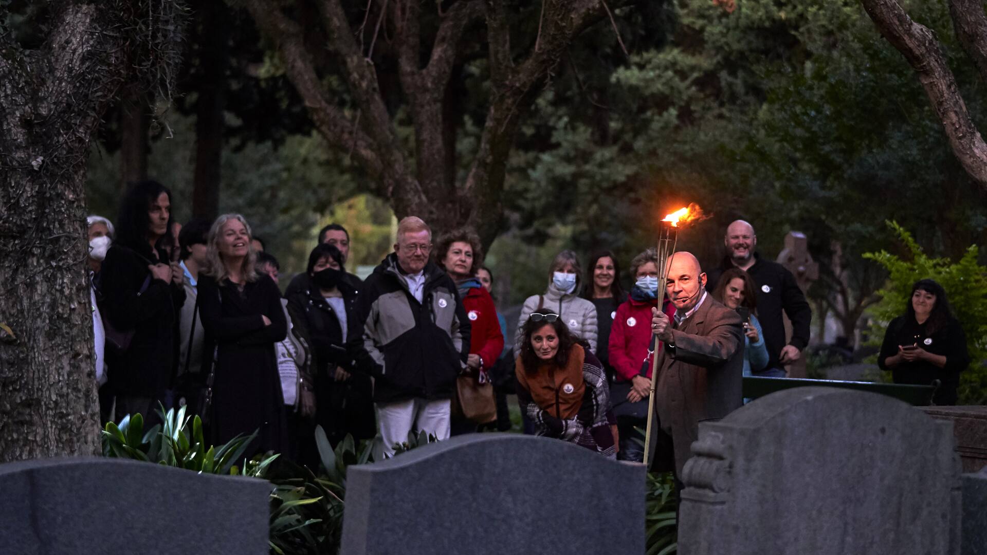 El historiador Eduardo Lazzari guía con su antorcha un recorrido por el Cementerio Británico