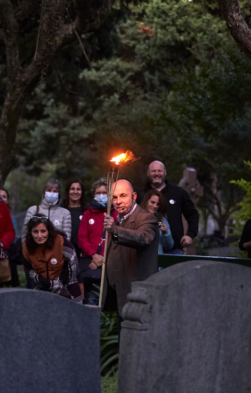 El historiador Eduardo Lazzari guía con su antorcha un recorrido por el Cementerio Británico