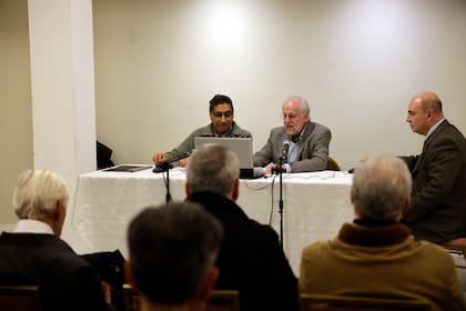 El historiador Eduardo Lazzari moderó el diálogo entre Juan Namuncurá y Gonzalo Roca.