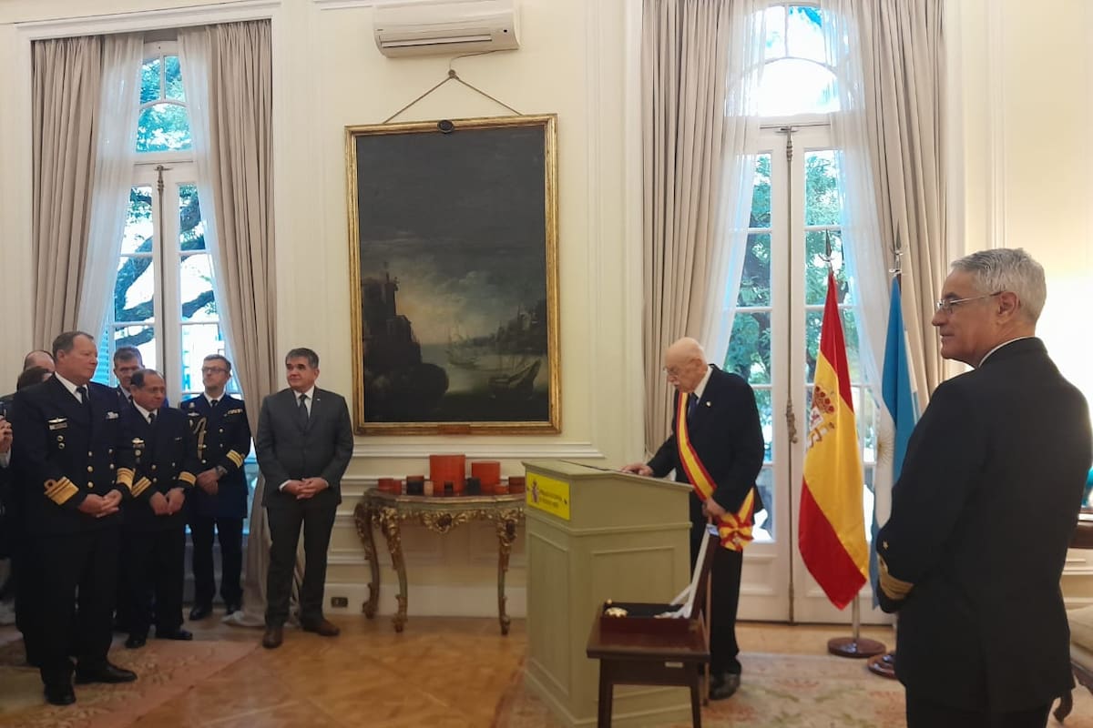 El historiador Miguel Ángel De Marco, al recibir la Gran Cruz del Mérito Naval de la Armada Española