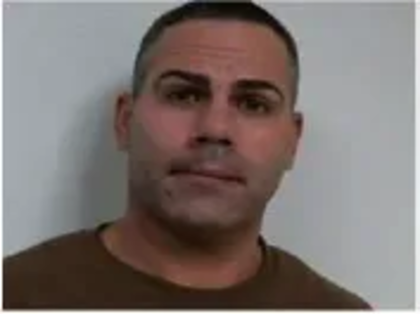 El historial criminal del migrante cubano abarca desde posesión intencional de 15 o más dispositivos falsificados o no autorizados hasta la falsificación y violación de la libertad condicional