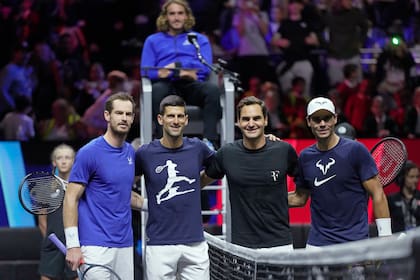 El histórico Big 4: Andy Murray, Novak Djokovic, Roger Federer y Rafael Nadal durante una práctica de dobles a un día del comienzo de la Laver Cup, donde se despedirá el suizo