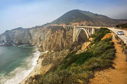 El histórico Bixby Bridge, de 79 metros de altura, fue terminado en 1932.