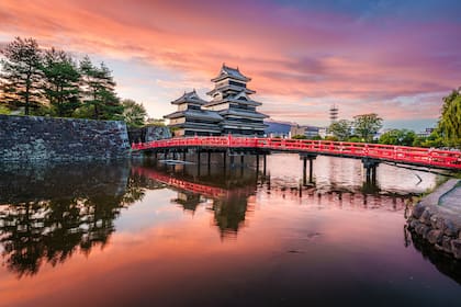 El histórico Castillo de Matsumoto en Japón al amanecer; el país ocupa el segundo lugar en el Ranking de Mejores Países 2026, pero quedó lejos de los primeros 10 puestos en el de Calidad de vida