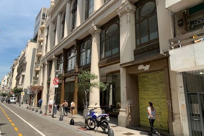 El histórico edificio ubicado en Suipacha al 600