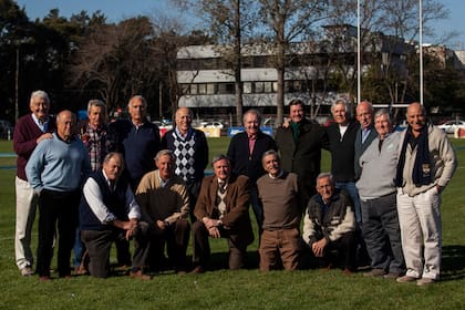 El reencuentro en el SIC en 1995, reunidos por LA NACION a 50 años del nacimiento de los Pumas; Loyola es el segundo desde la izquierda