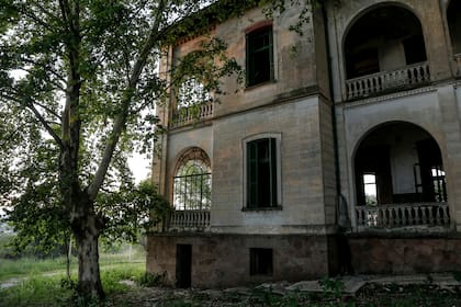 Las sensaciones que experimentan quienes van son similares: aquella mirada acosadora y "roces con cuerpos invisibles, movimientos rápidos de algo no definido en espacios en donde hace tiempo que ya no hay nada ni nadie"
