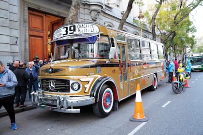 El histórico interno 17 de la Línea 39, de guardia en el velatorio de Carlos Balá en la Legislatura porteña