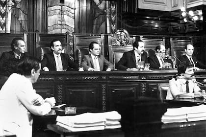 El histórico juicio a las juntas militares. El fiscal Strassera, en primer plano; detrás, los jueces Torlasco, Gil Lavedra, Ledesma, Arslanián, D'Alessio y Valerga Aráoz