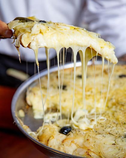 El histórico lugar donde se creó la fugazza con queso. “Una bomba maravillosa que te hace feliz”, describe Luciano. Por su aporte a la gastronomía argentina, en 2022, la pizzería fue declarada sitio de interés cultural por el Gobierno de la Ciudad de Buenos Aires.