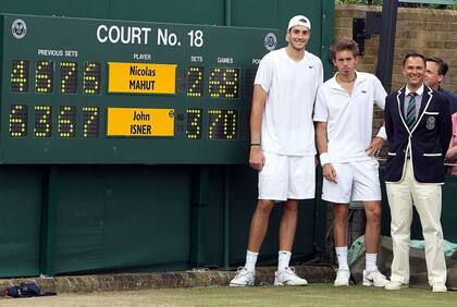 La postal de aquel histórico partido de Wimbledon 2010, que demandó tres días y más de 11 horas de juego: Isner derrotó a Mahut 70-68 en el quinto