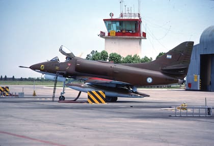 El histórico Skyhawk A4-B (C-207) con el que Dubourg realizó sus misiones de combate hoy es patrimonio del Museo Nacional de Aeronáutica. (Foto: gentileza Javier Mosquera/Avialatina).