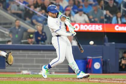 El hit de Kirk en la 9na entrada asegura la victoria de los Azulejos 2-1 sobre los Filis