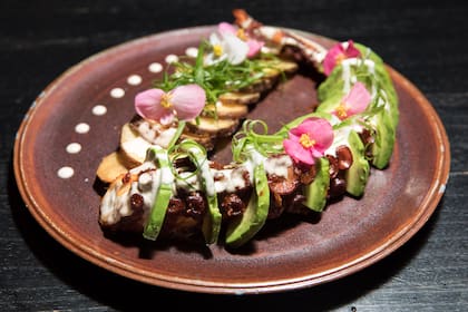 El hit de Lima Estilo Nikkei: pulpo pachamanquero (cocinado a las brasas en salsa de ajíes y hierbas andinas), con papas crocantes, palta y salsa acevichada.