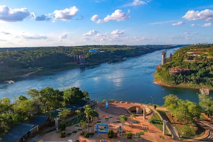 El hito de las Tres Fronteras, otro de los puntos muy visitados de Iguazú. Enfrente Brasil, a la izquierda Paraguay, hoy sin vinculación por el cierre del Tancredo Neves.
