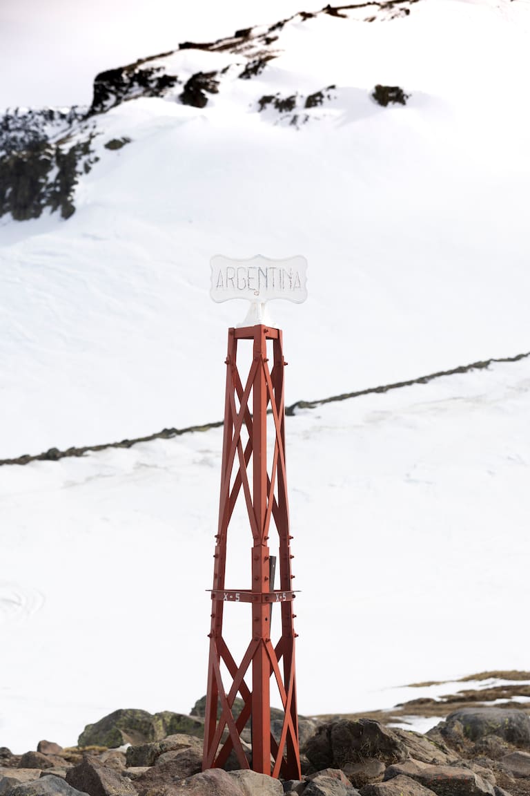 El hito fronterizo está en el cruce andino situado a 2012 metros sobre el nivel del mar y conecta Copahue con el valle de Tapa Tapa en Chile. Se accede en cuatri o moto de nieve.