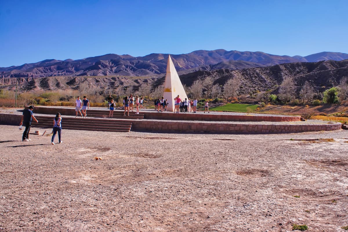 El hito que marca el Trópico de Capricornio en Huacalera, visita de los turistas