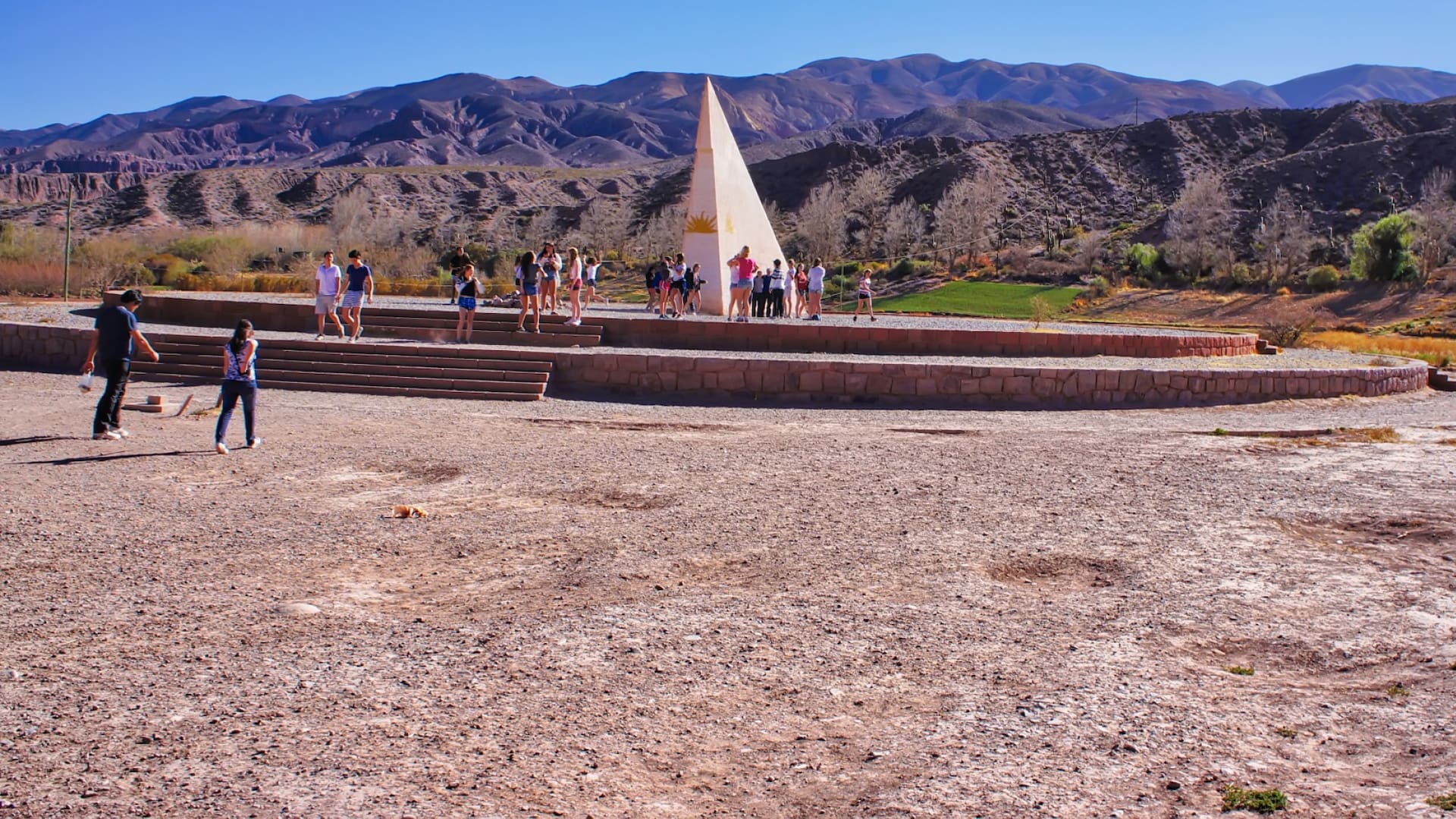 El hito que marca el Trópico de Capricornio en Huacalera, visita de los turistas