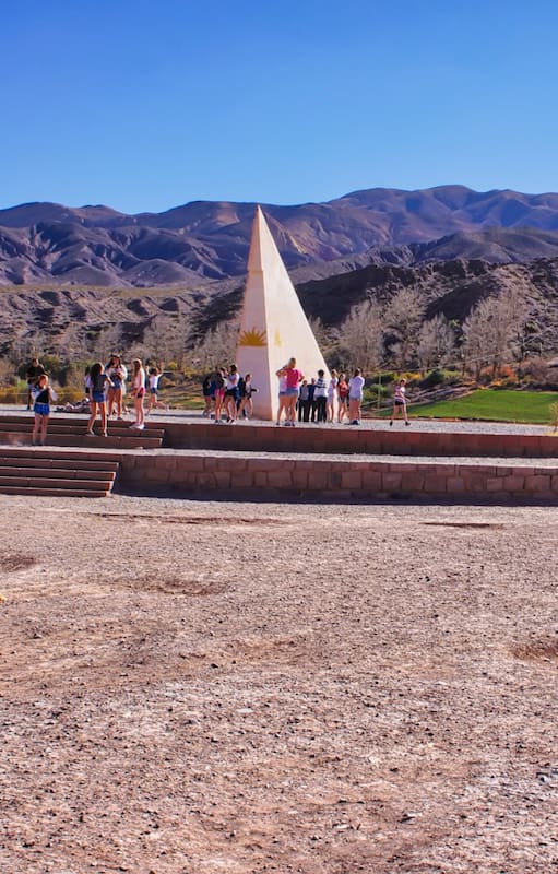 El hito que marca el Trópico de Capricornio en Huacalera, visita de los turistas
