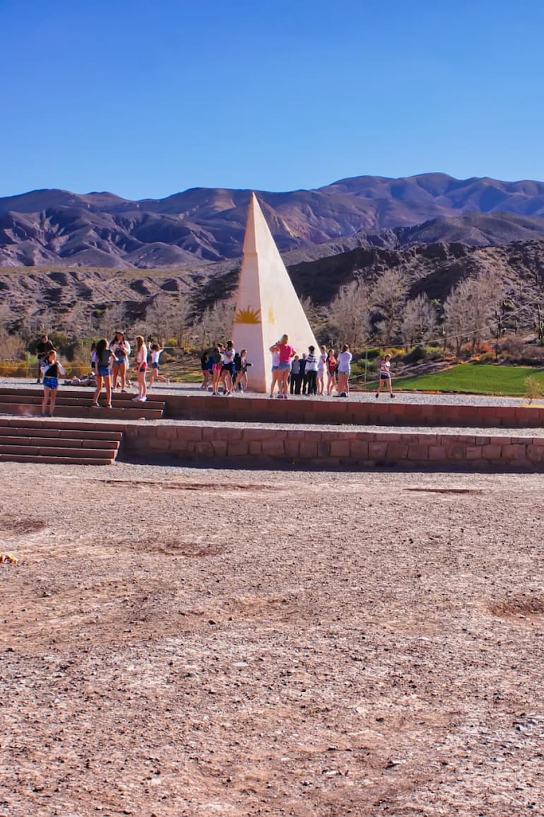 El hito que marca el Trópico de Capricornio en Huacalera, visita de los turistas