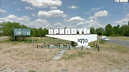 El hito que marca la fundación de Prípiat; está a 1,6 kilómetros del reactor número 4