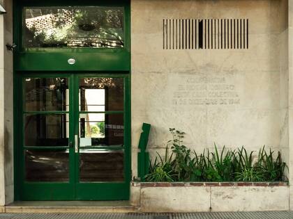 El Hogar Obrero de Villa Ortúzar está comprendido por cinco edificios con espacios comunes, inaugurados entre 1932 y 1944. Acá, una de sus entradas.
