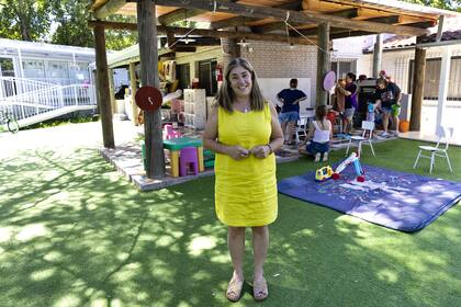 El hogar que Sofía abrió hace ya casi dos años está rodeado por un jardín donde hay juegos infantiles; se escucha un "Sofi Sofi" de los niños a cada paso