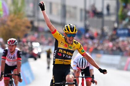 El holandés Koen Bouwman festeja al cruzar la meta y llevarse la séptima etapa del Giro de Italia, un tramo de Diamante a Potenza, Italia, el viernes 13 de mayo de 2022. (Gian Mattia D'Alberto/LaPresse vía AP)