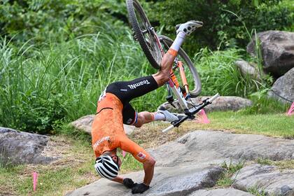 El holandés Mathieu Van De Poel, favorito en el mountain bike, sufre una dura caída en Tokio 2020