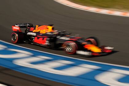 El holandés Max Verstappen, con Red Bull, maneja su auto durante la clasificación para el GP de Holanda de Fórmila Uno, en la pista de Zansvoort, Holanda, sábado 4 de setiembre de 2021. Verstappen ganó la pole para la carrera que se corre el domingo. (AP Foto/Francisco Seco)