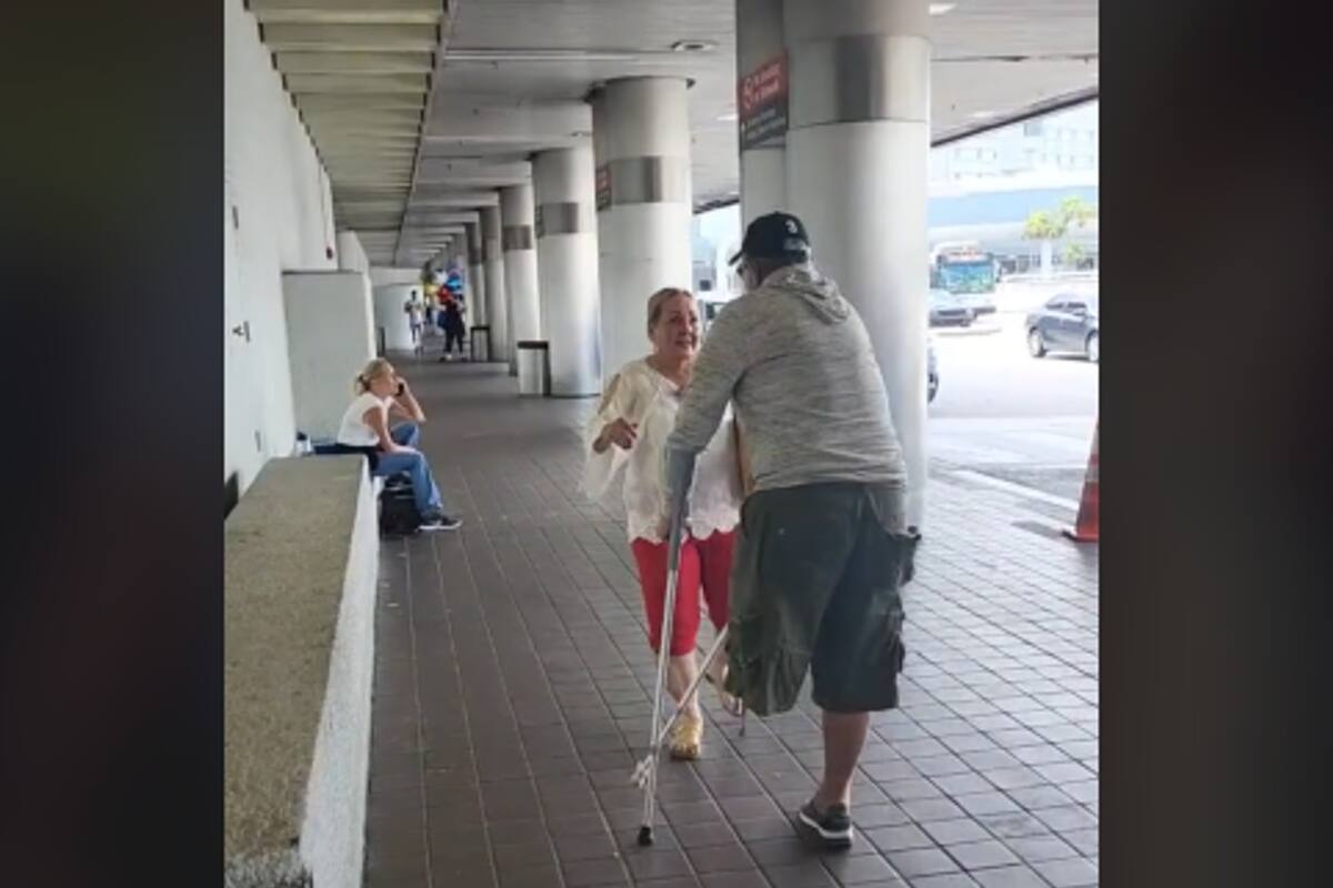 El hombre, a pesar de sus dificultades físicas, cruzó la frontera para reunirse con sus seres queridos