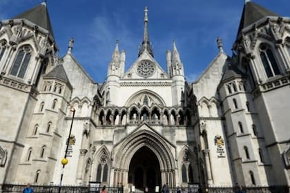 El hombre acudió a la justicia de familia británica y argumentó que sus padres lo habían habituado durante 20 años a depender de su ayuda económica y que ahora no podían quitarle ese suministro