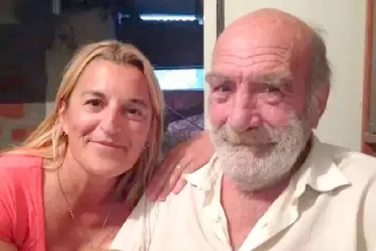 El hombre amputado junto a su hija